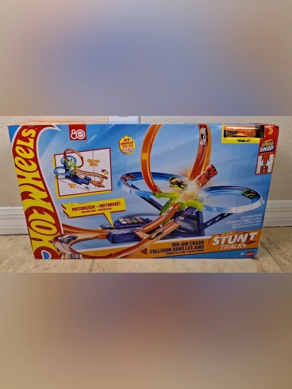 Hot Wheels Stunt Tracks Mid-Air Crash Playset with 1:64 Scale Die-Cast Toy